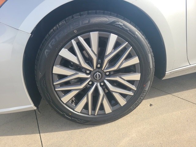 Used 2024 Nissan Altima 2.5 SV image 12