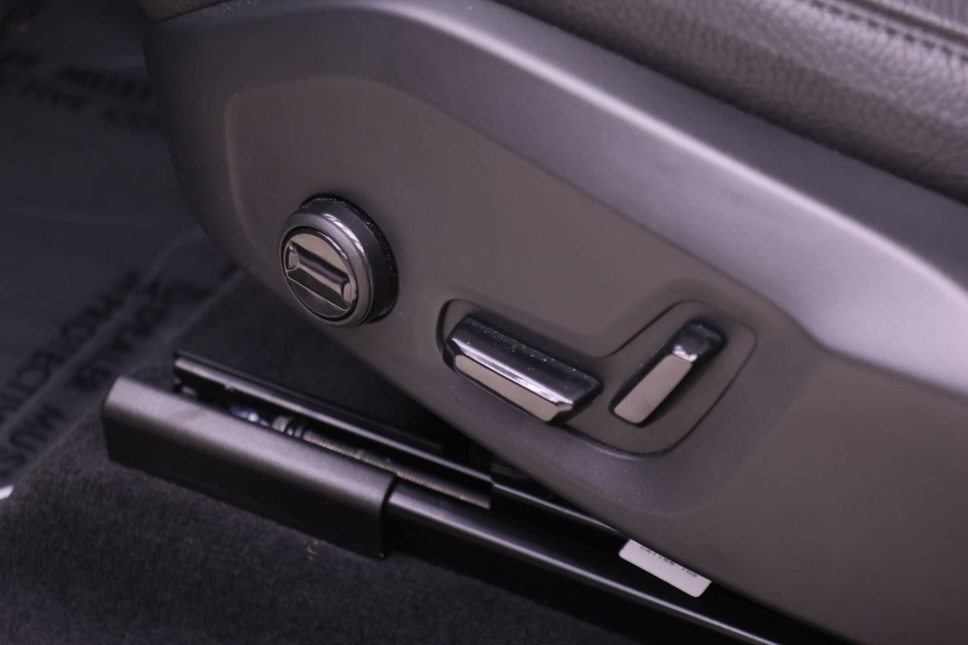 Certified 2025 Volvo XC60 T8 Plus image 11