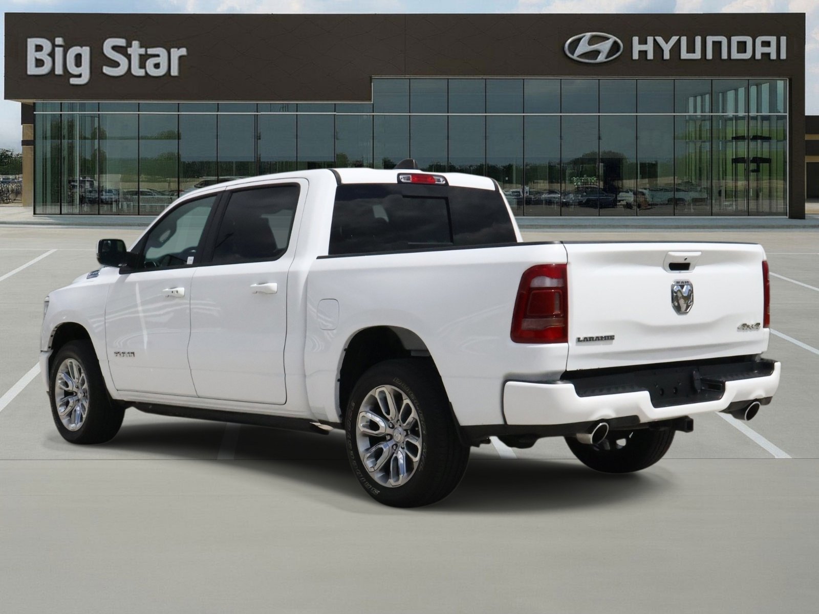 Used 2024 RAM 1500 Laramie AWD/4WD image 3