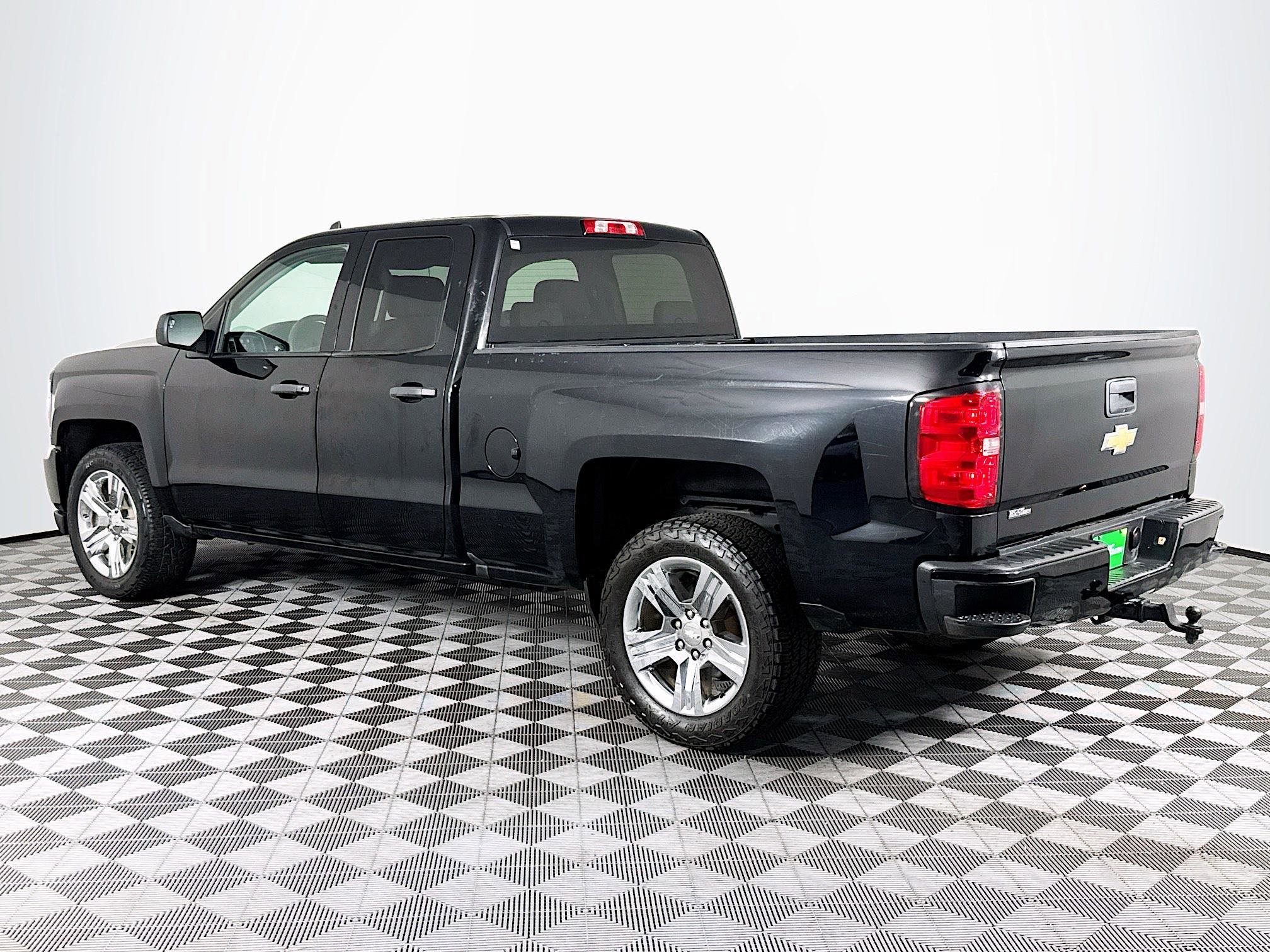Used 2018 Chevrolet Silverado 1500 Custom w/ Custom Value Package RWD image 6
