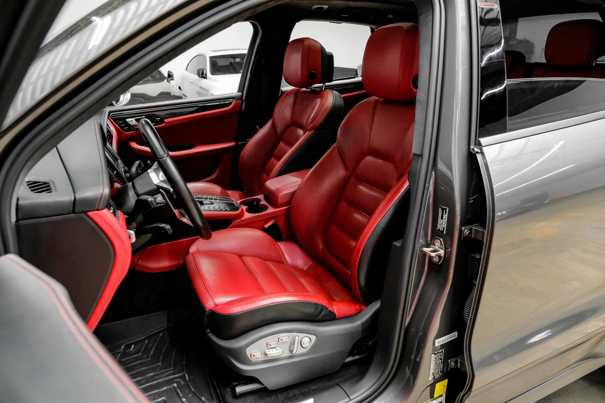 Used 2015 Porsche Macan Turbo AWD/4WD image 32