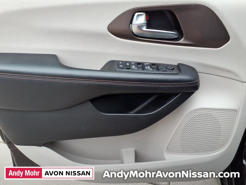 Used 2019 Chrysler Pacifica Touring Plus w/ Advanced Safetytec Group FWD image 12