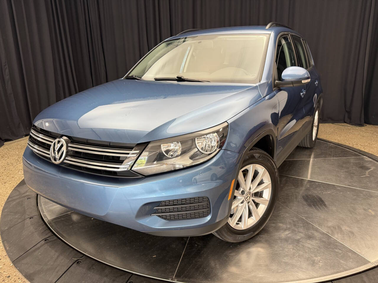 Used 2018 Volkswagen Tiguan Limited w/ Premium Package AWD/4WD image 2