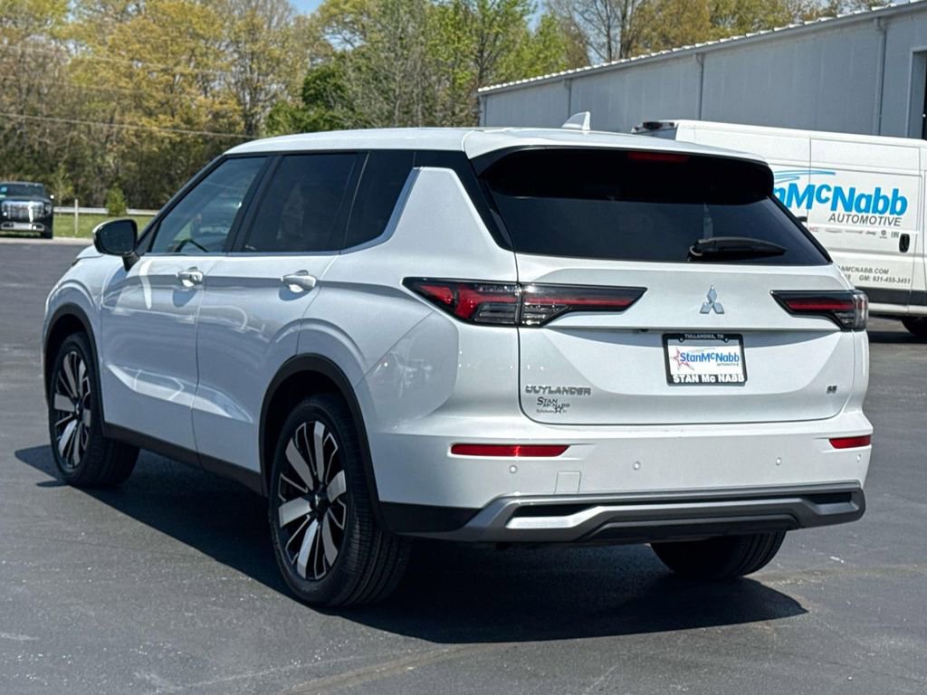 Used 2025 Mitsubishi Outlander SE image 5