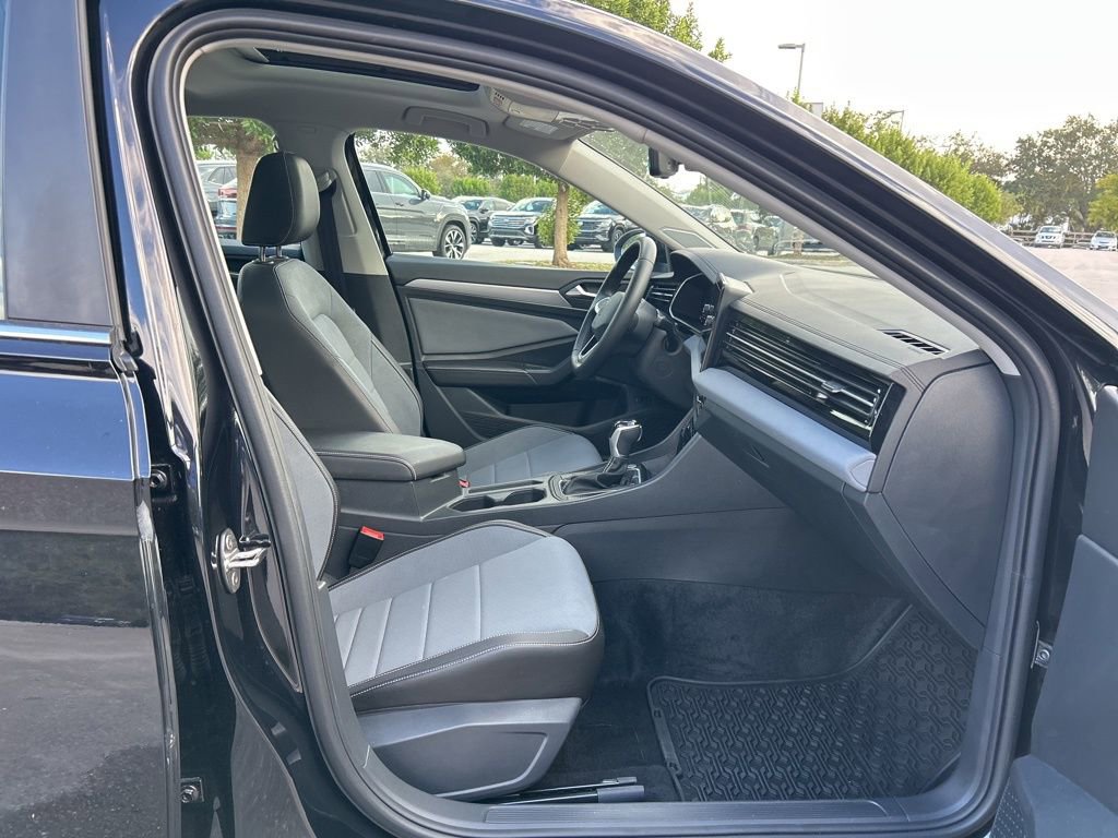 Used 2025 Volkswagen Jetta SE w/ Sunroof Package image 42