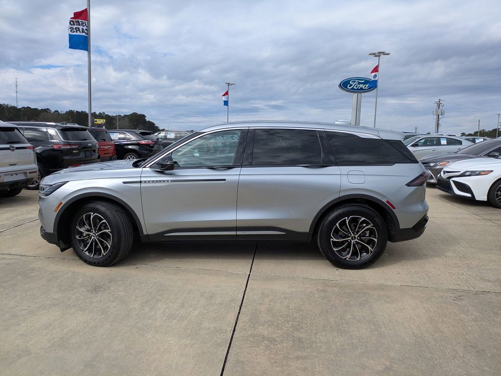 Used 2025 Lincoln Nautilus Premier image 5