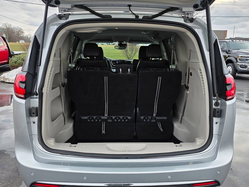Used 2024 Chrysler Pacifica Touring-L image 33