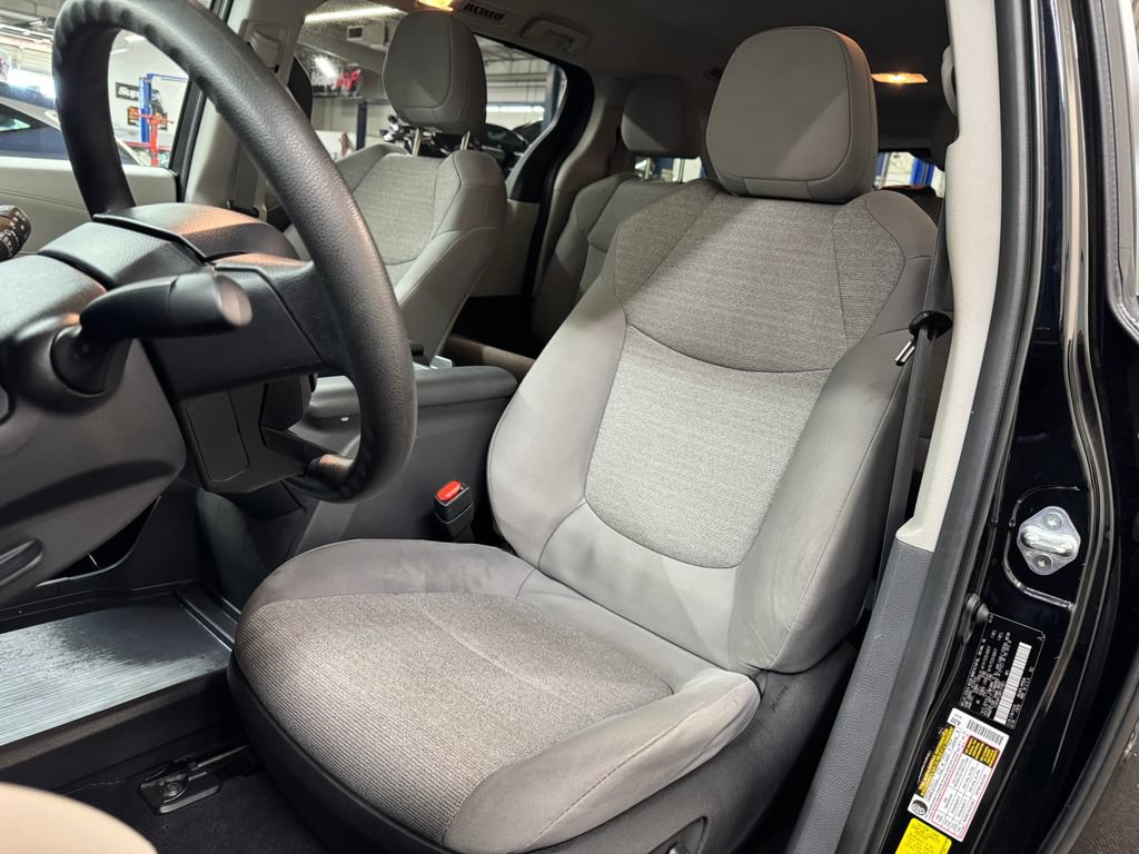 Used 2024 Toyota Sienna LE AWD/4WD image 17