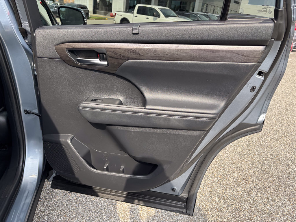 Certified 2021 Toyota Highlander Platinum AWD/4WD image 52