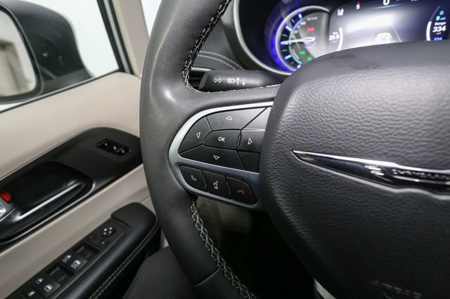 Used 2023 Chrysler Pacifica Touring-L FWD image 32