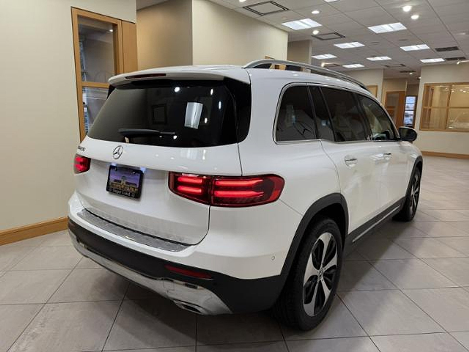 Used 2025 Mercedes-Benz GLB 250 image 5