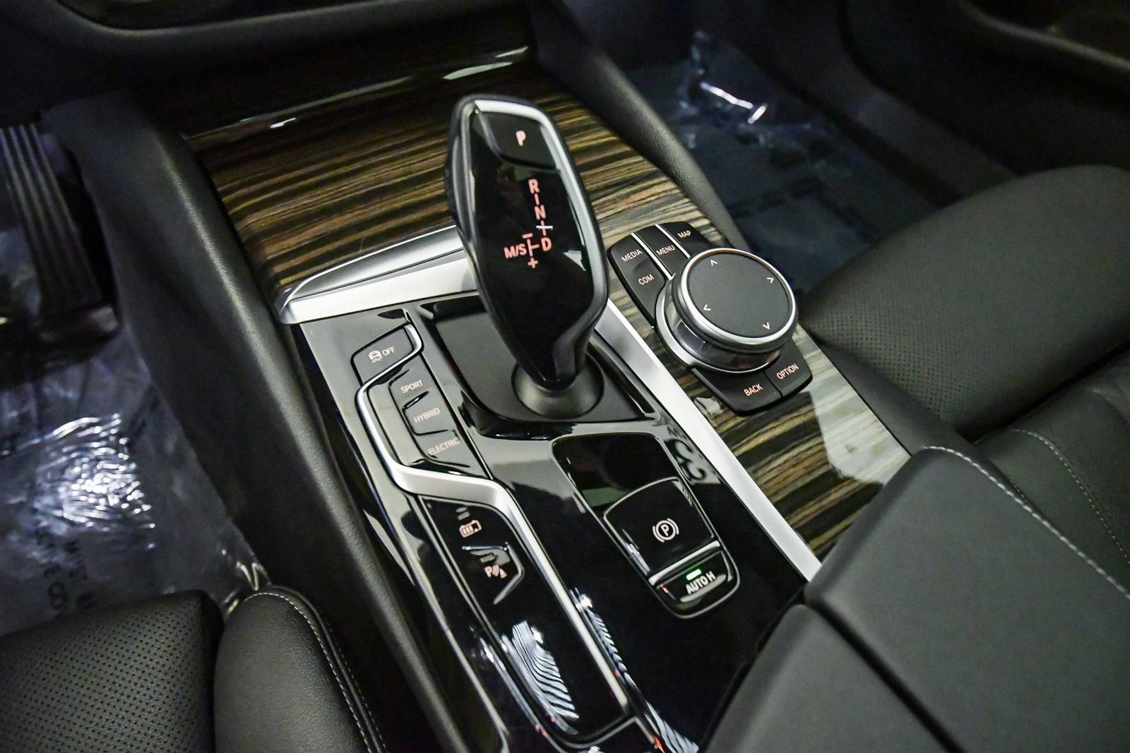 Certified 2023 BMW 530e w/ Convenience Package image 21