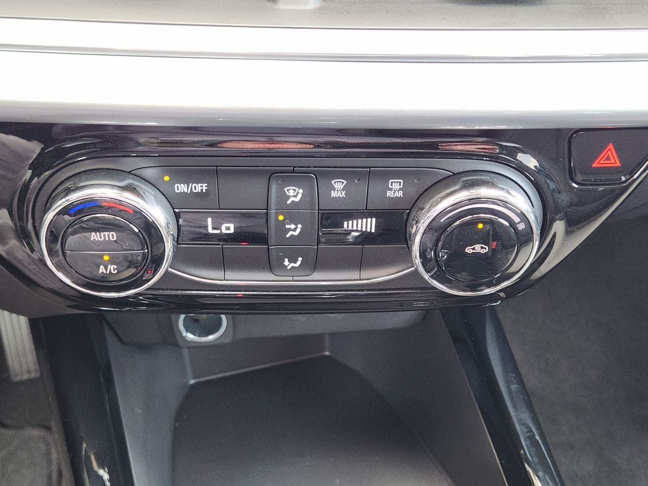 Used 2024 Chevrolet Trax LT FWD image 18