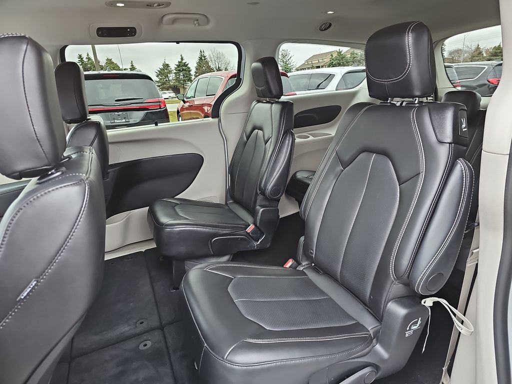Used 2024 Chrysler Pacifica Touring-L image 15