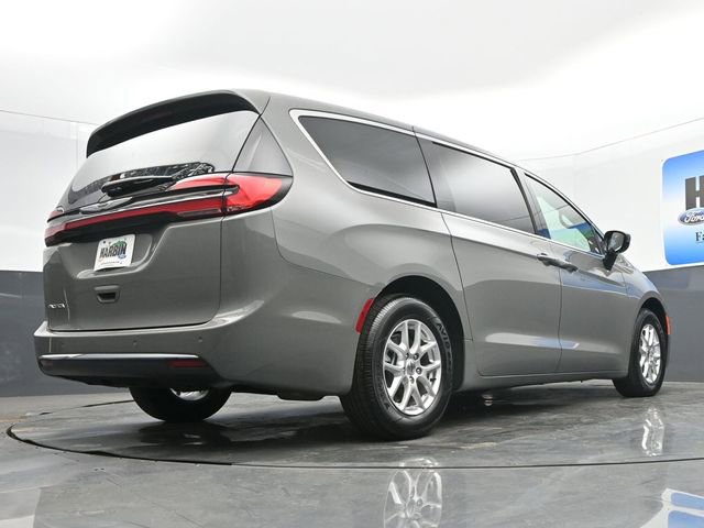 Used 2025 Chrysler Pacifica Select image 23
