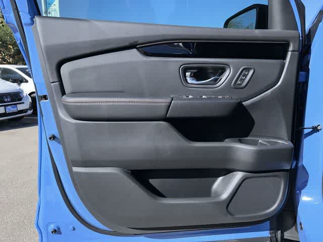 Used 2025 Honda Pilot TrailSport image 7