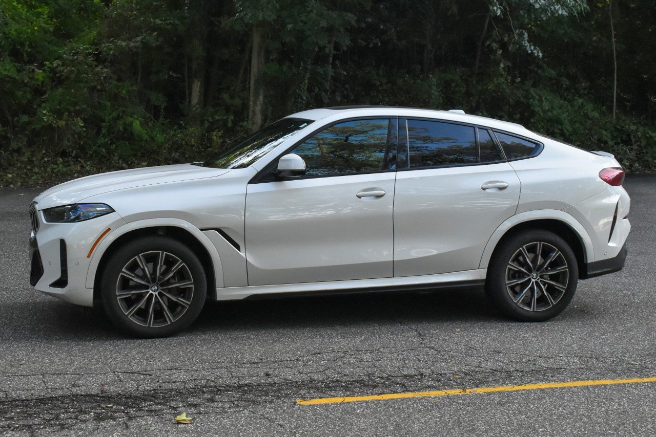 Used 2025 BMW X6 xDrive40i w/ Climate Comfort Package AWD/4WD image 3