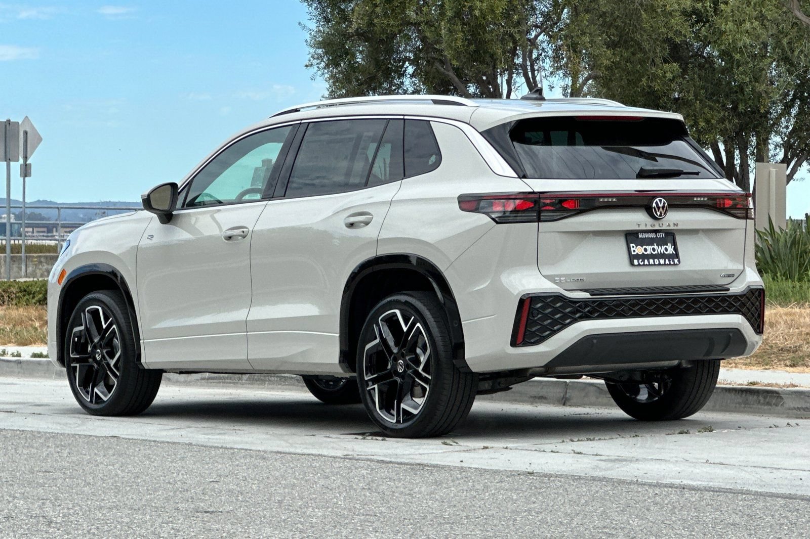 New 2026 Volkswagen Tiguan SEL R-Line AWD/4WD image 6