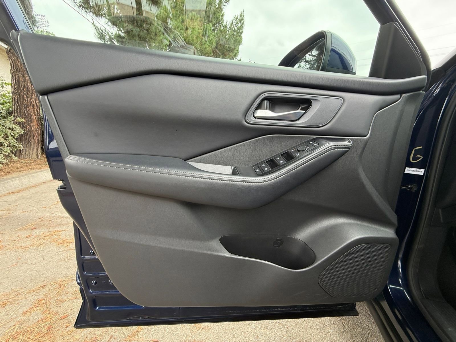 Used 2025 Nissan Rogue SV FWD image 18
