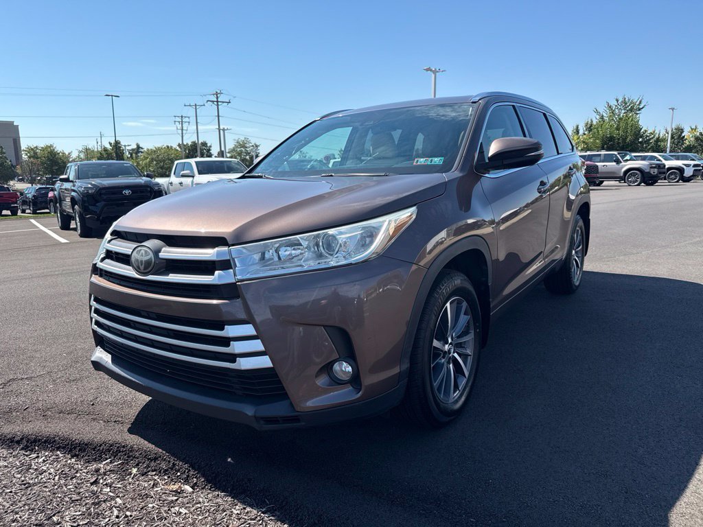 Certified 2017 Toyota Highlander XLE AWD/4WD image 2