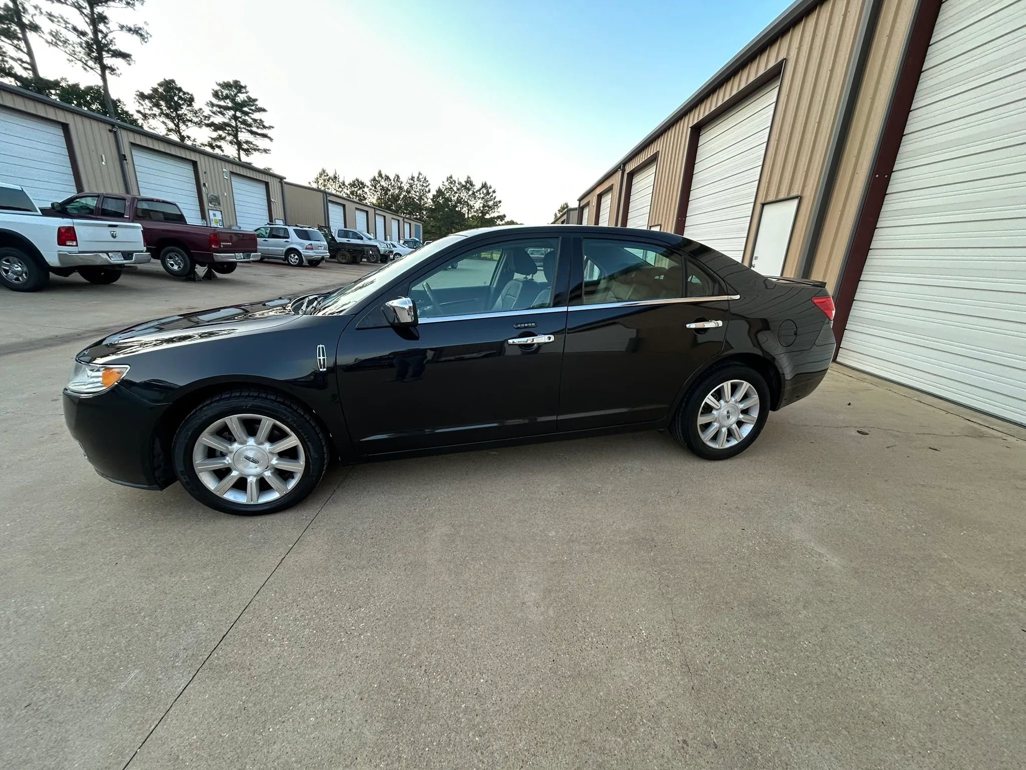 Used 2010 Lincoln MKZ FWD image 3