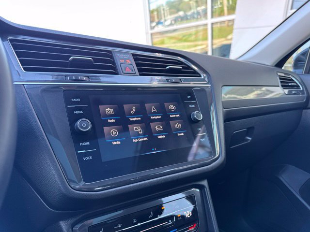Certified 2022 Volkswagen Tiguan SE w/ Panoramic Sunroof Package AWD/4WD image 14