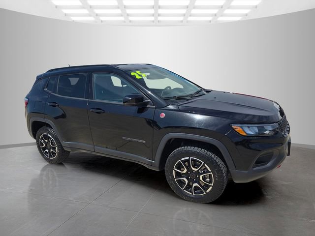 Used 2025 Jeep Compass Trailhawk image 2