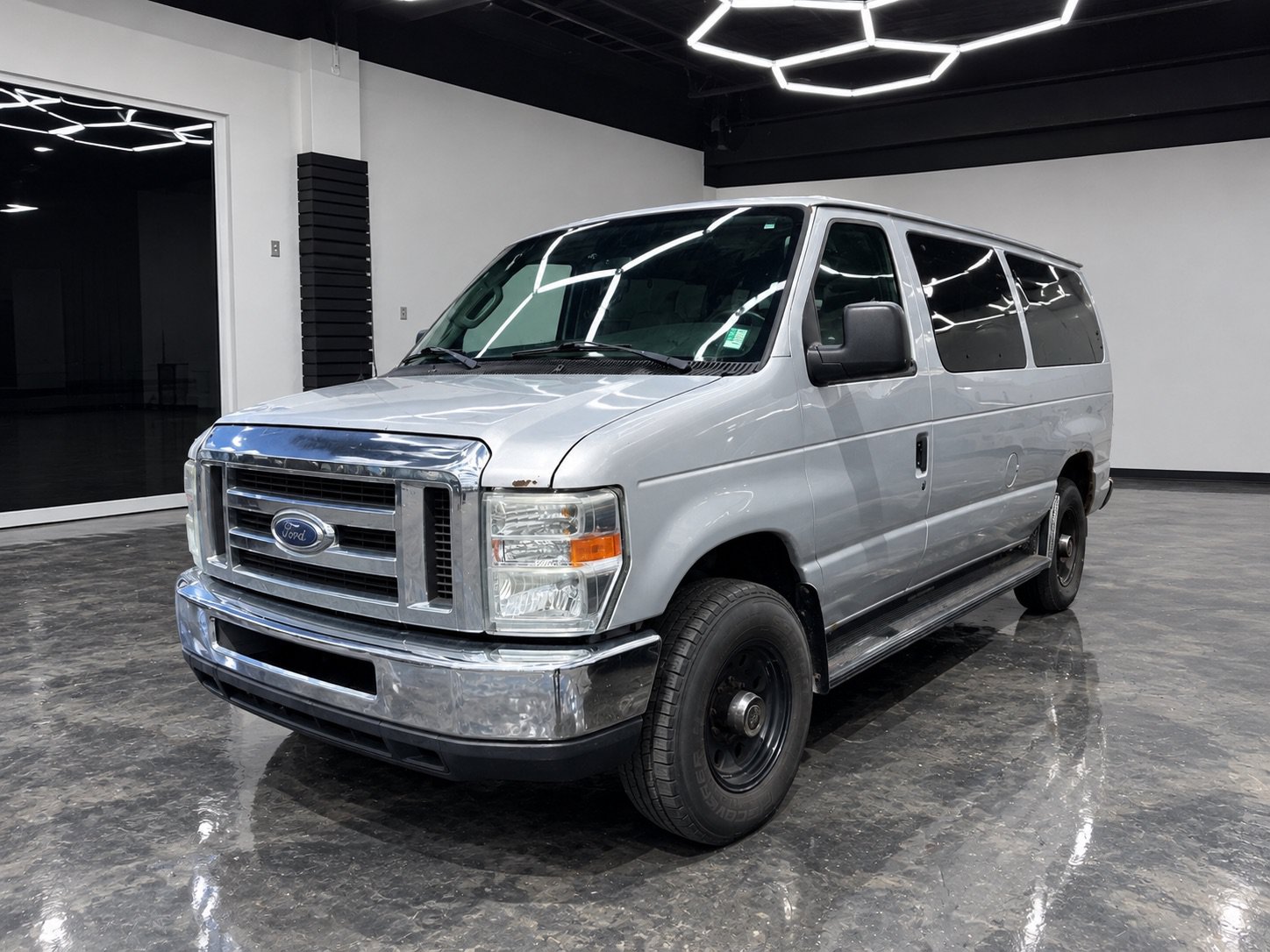 Used 2008 Ford E-150 and Econoline 150 Wagon RWD image 1