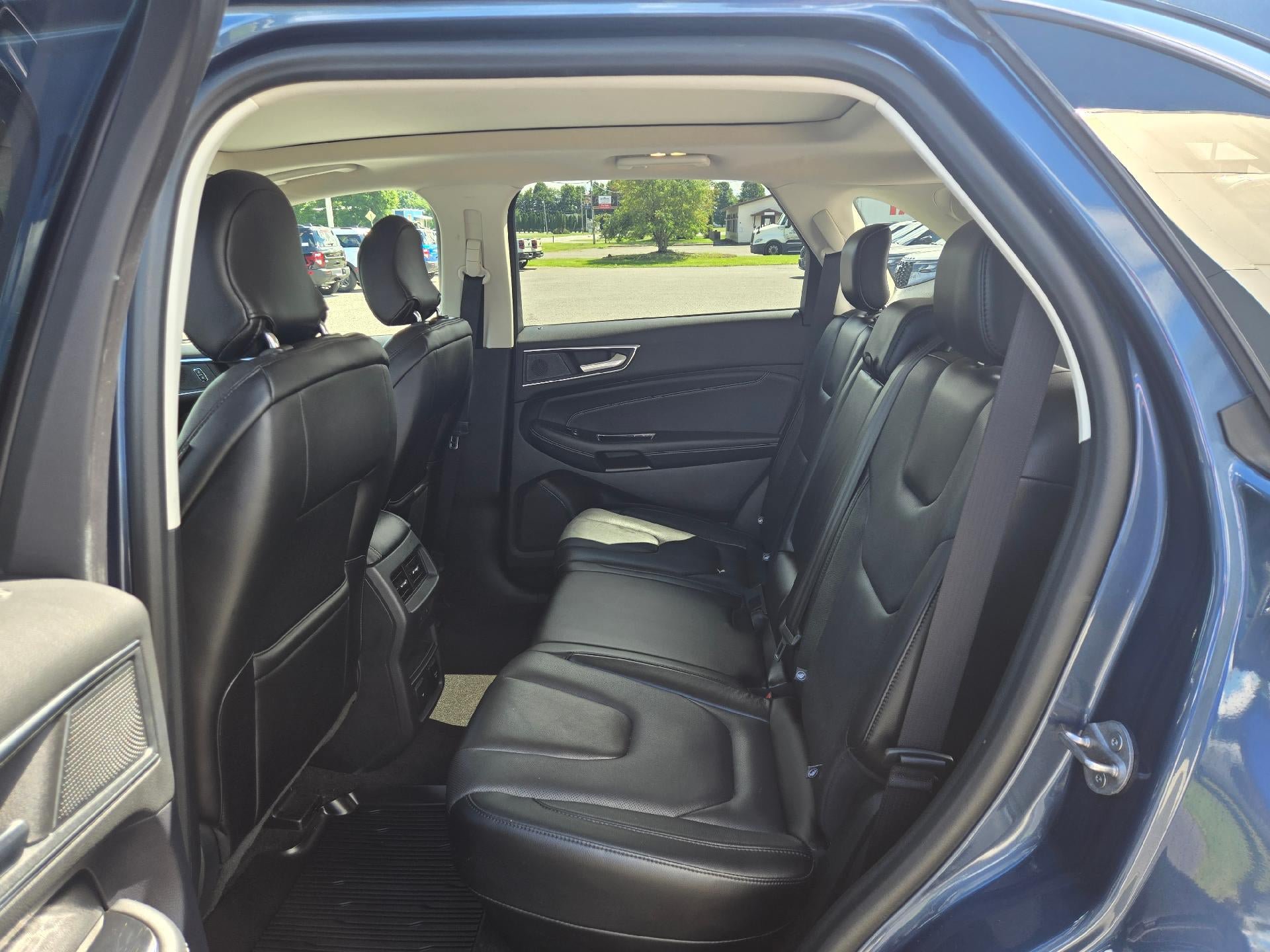Used 2019 Ford Edge Titanium w/ Equipment Group 301A AWD/4WD image 10