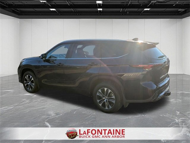 Used 2024 Toyota Highlander XLE image 3