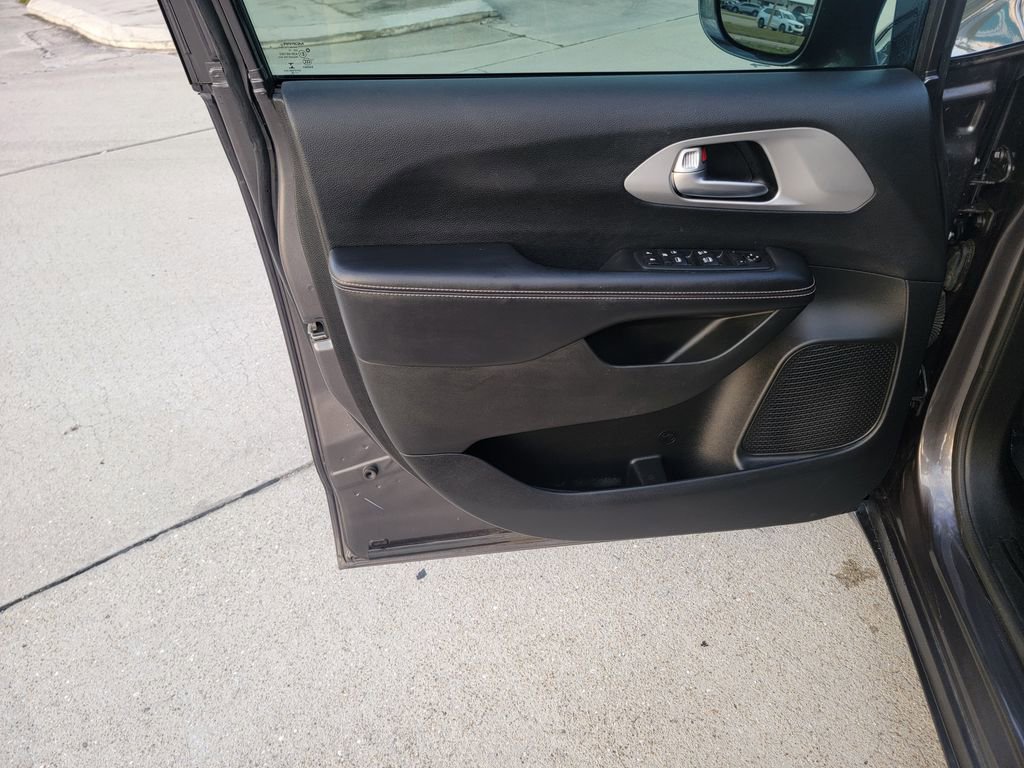 Used 2018 Chrysler Pacifica Touring Plus w/ S Appearance Package image 10