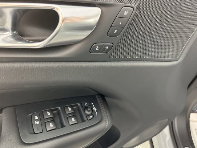 Used 2025 Volvo XC60 B5 Plus image 31