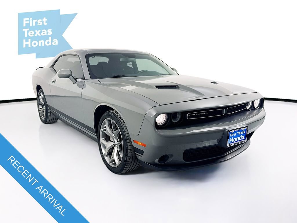 Used 2017 Dodge Challenger SXT image 1