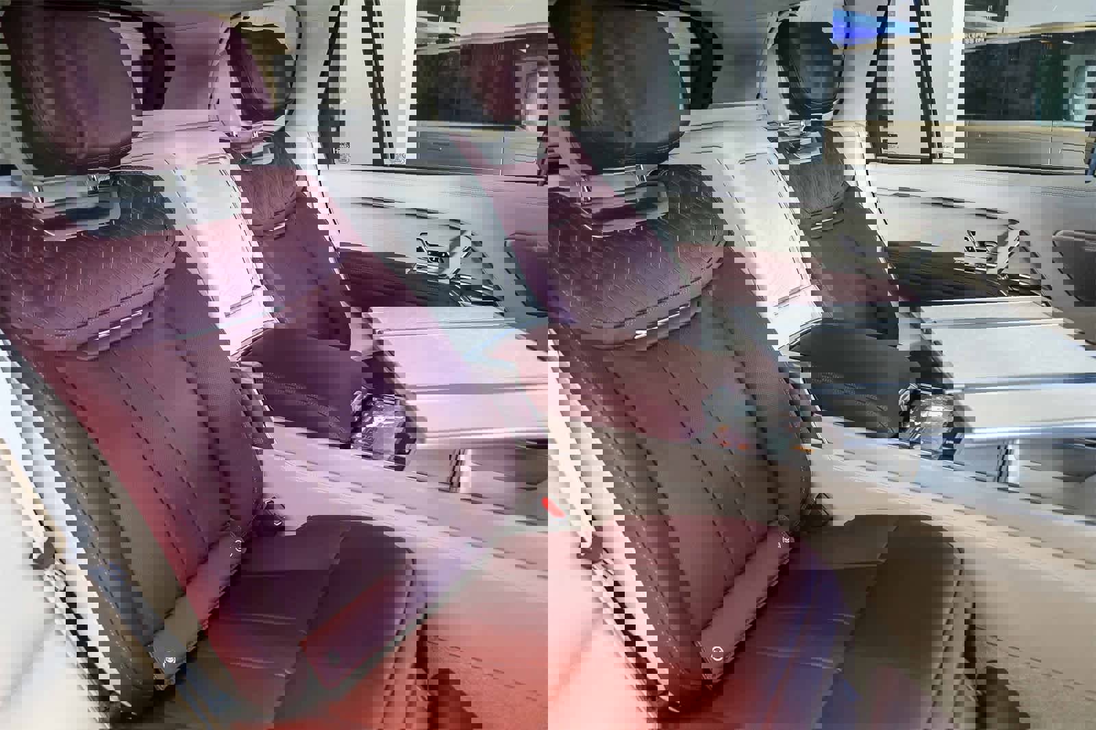 New 2024 Land Rover Range Rover SV image 18