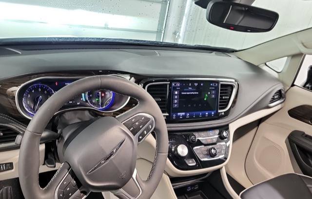 Used 2024 Chrysler Pacifica Limited FWD image 6