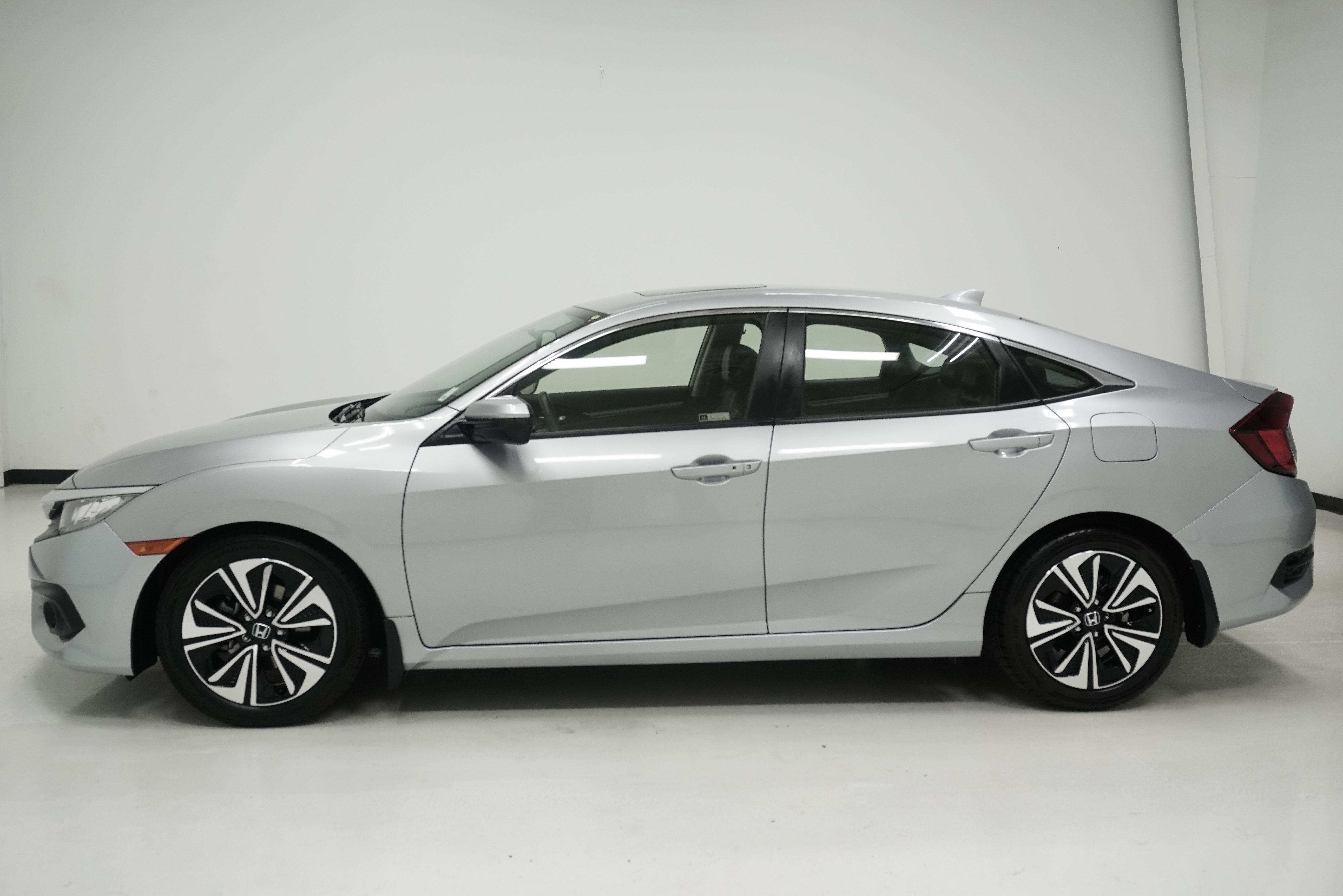 Used 2018 Honda Civic EX-L image 4