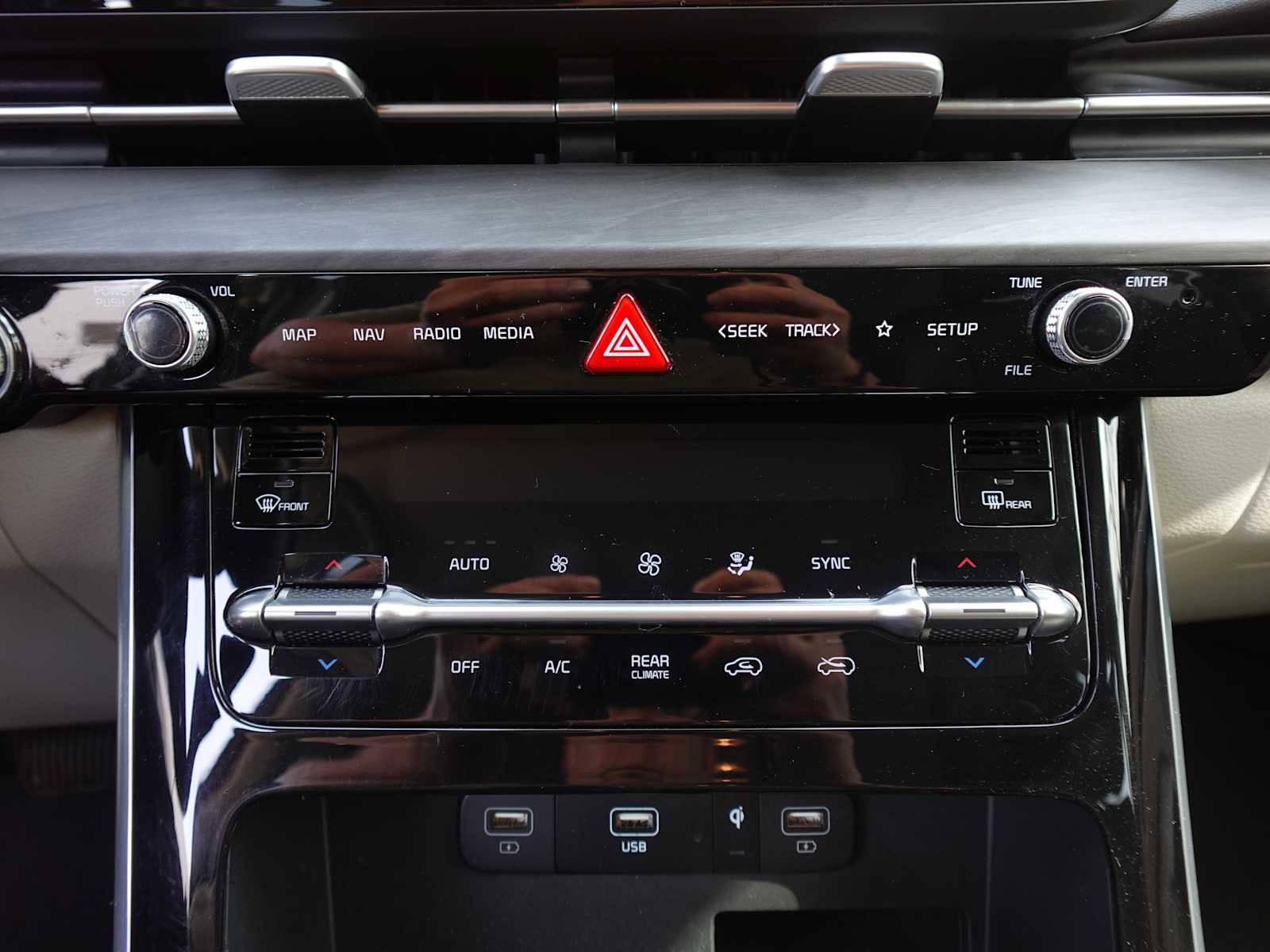 Used 2024 Kia Carnival EX image 23