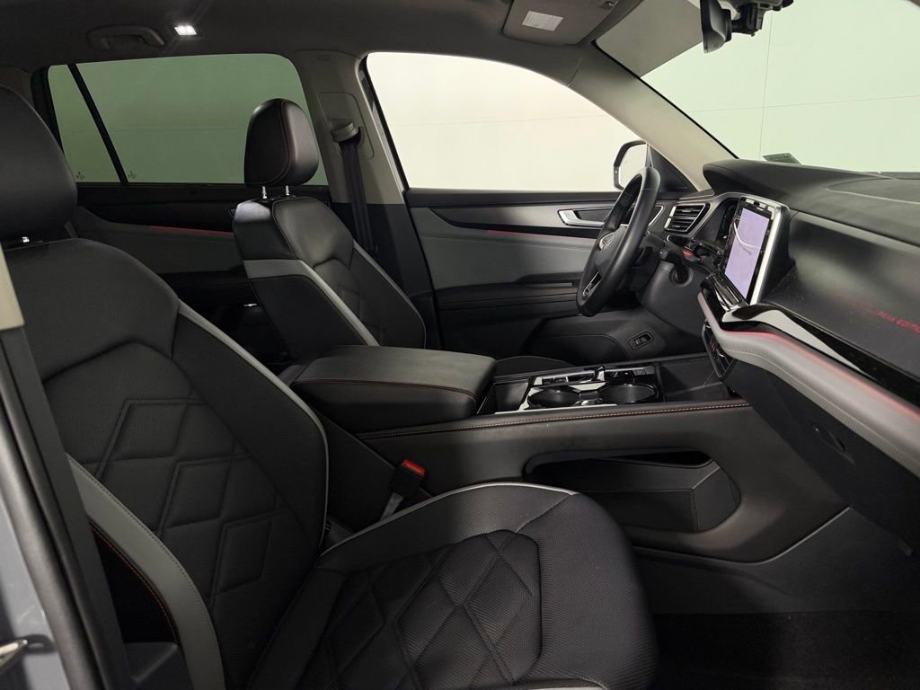 Used 2024 Volkswagen Atlas Peak Edition SE AWD/4WD image 34