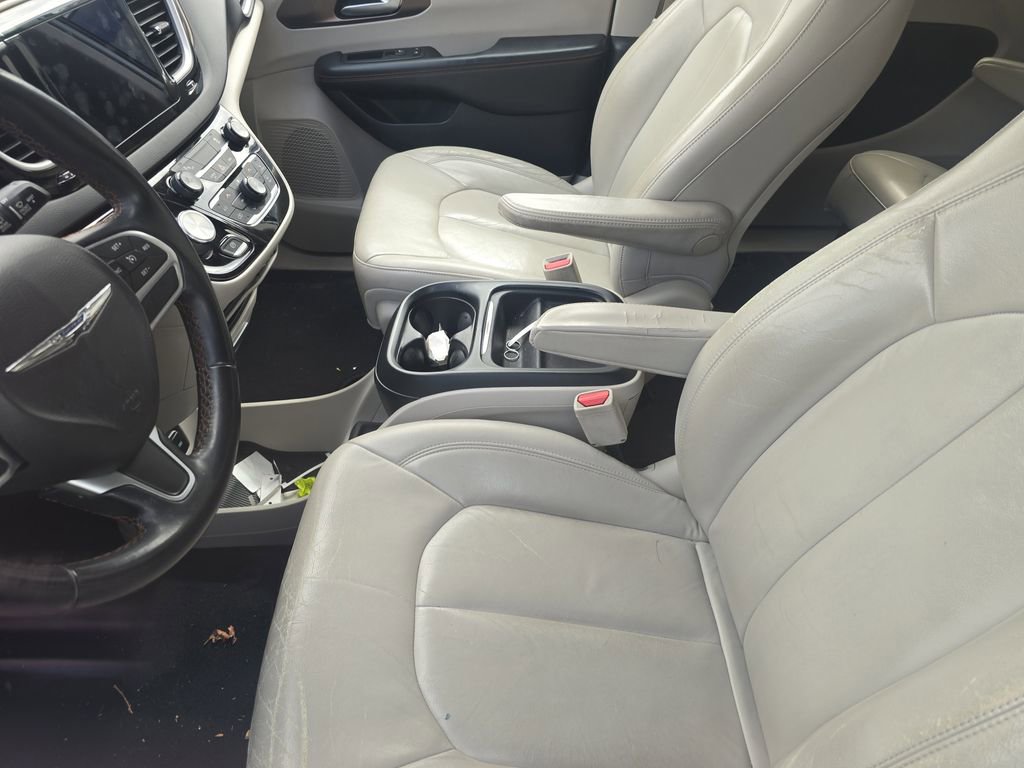Used 2017 Chrysler Pacifica Touring-L w/ Tire & Wheel Group image 10