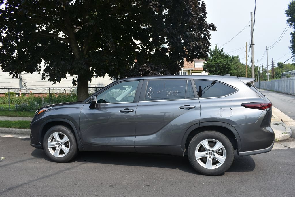 Used 2025 Toyota Highlander LE FWD image 5