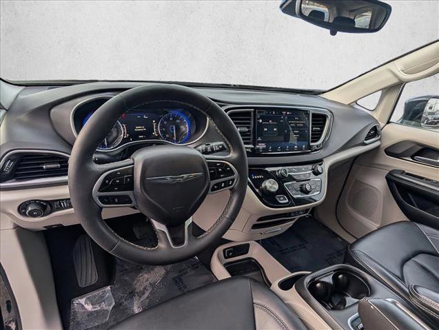 Used 2024 Chrysler Pacifica Touring-L image 10
