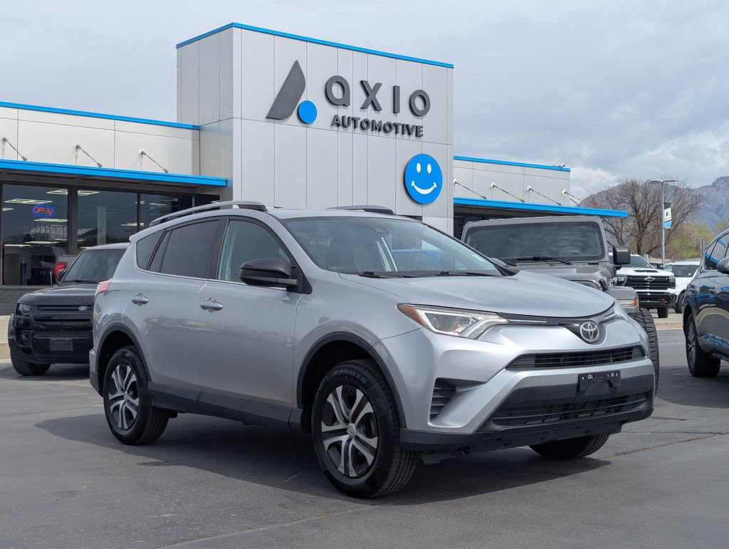 Used 2017 Toyota RAV4 LE FWD image 1