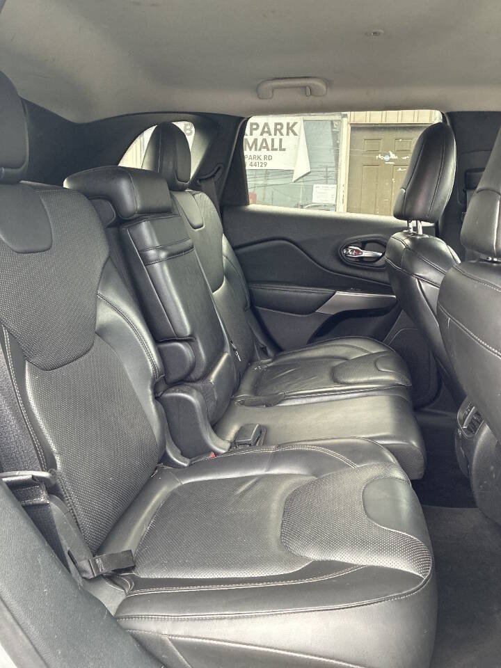 Used 2019 Jeep Cherokee Limited w/ Luxury Group FWD image 16
