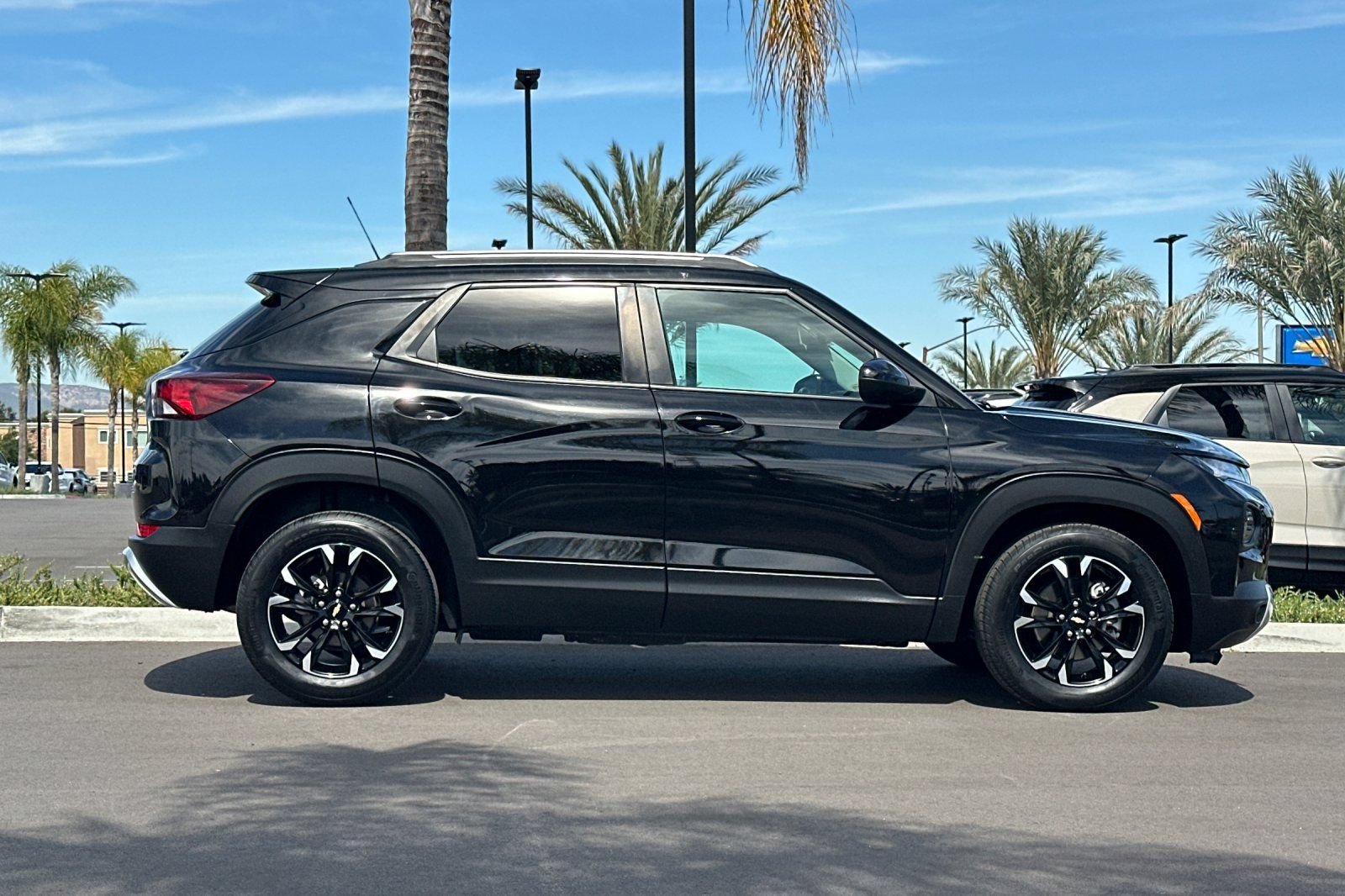Used 2023 Chevrolet TrailBlazer LT w/ Convenience Package FWD image 3