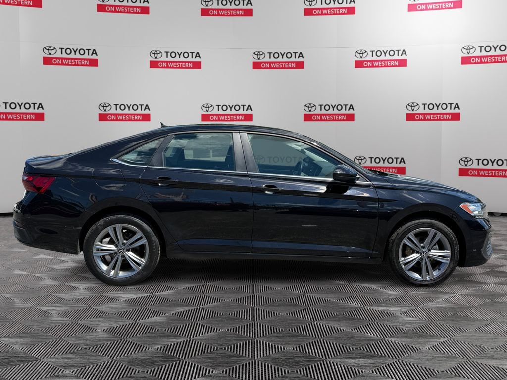 Used 2024 Volkswagen Jetta SE FWD image 4