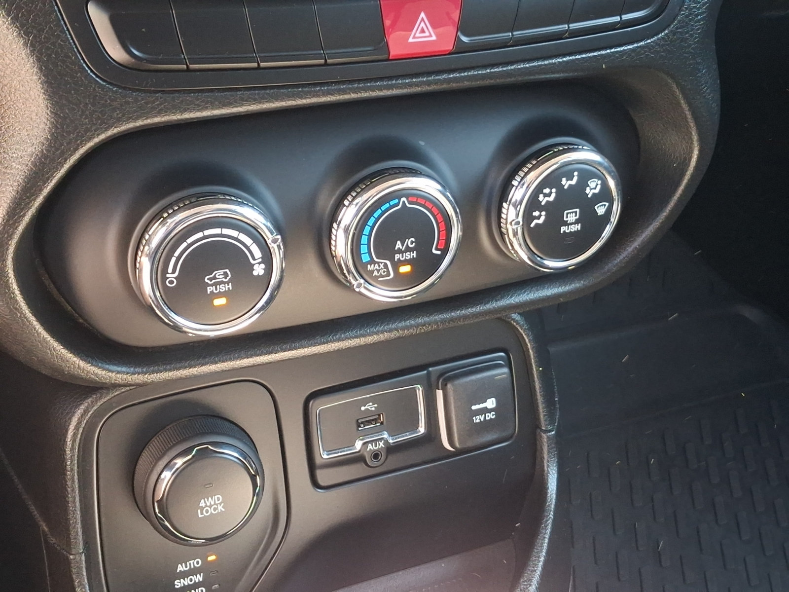 Used 2015 Jeep Renegade Latitude AWD/4WD image 15