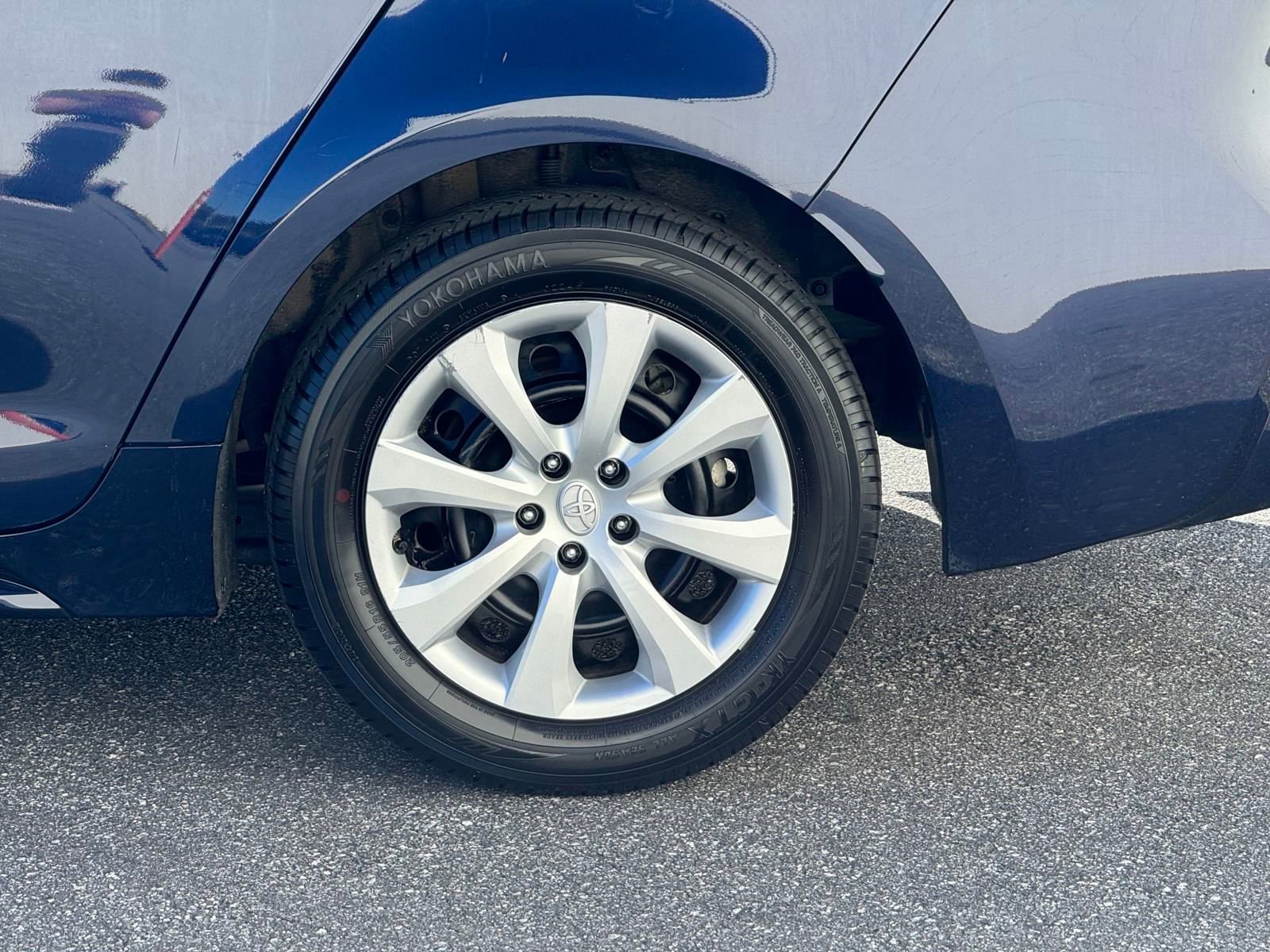 Used 2022 Toyota Corolla LE image 2