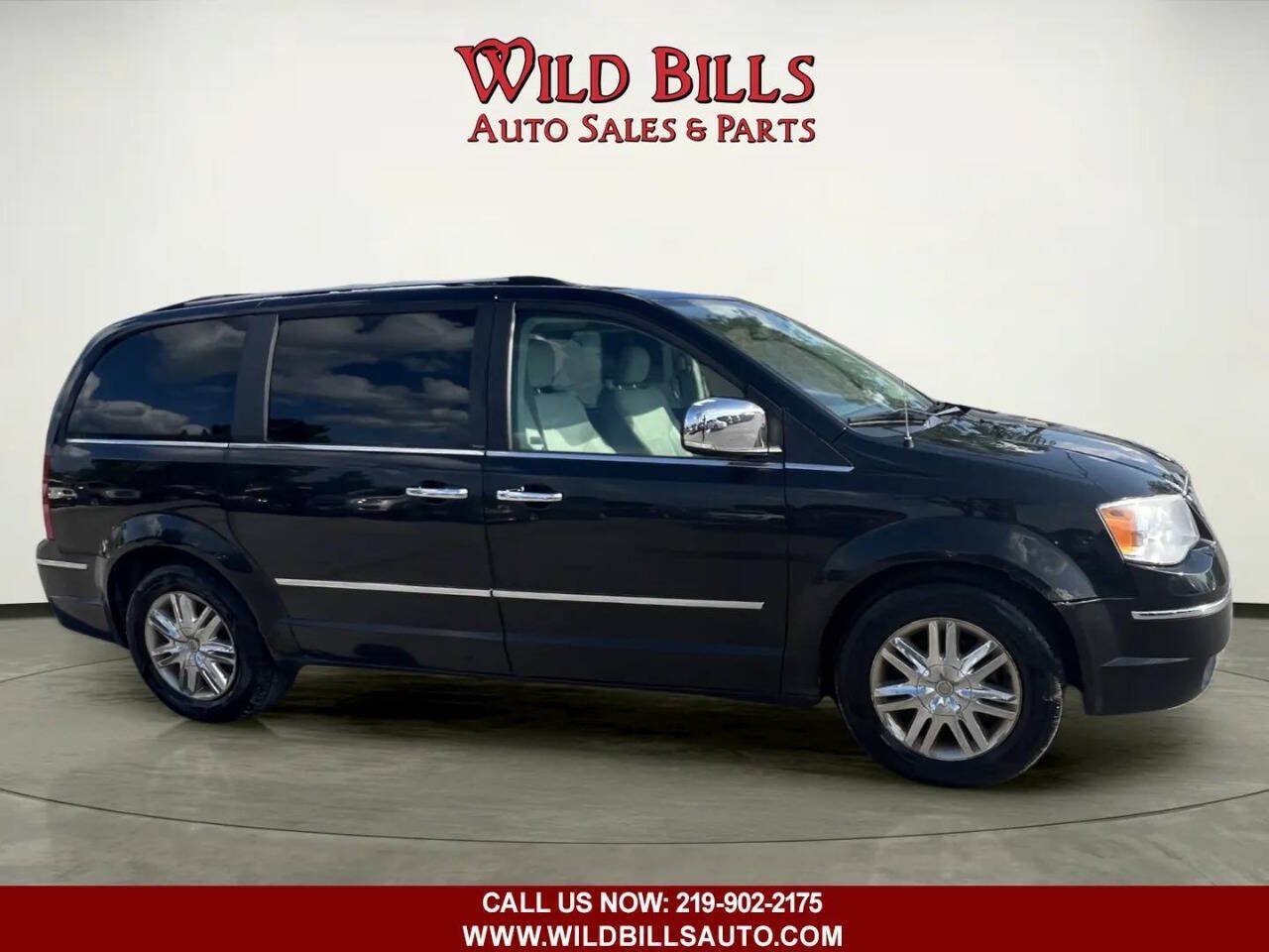 Used 2008 Chrysler Town & Country Limited w/ Entertainment Group #3 FWD image 2