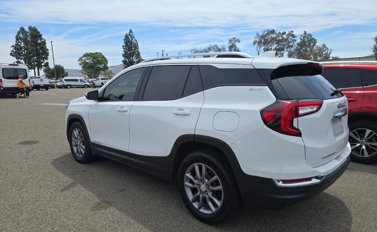 Used 2024 GMC Terrain SLT FWD image 3