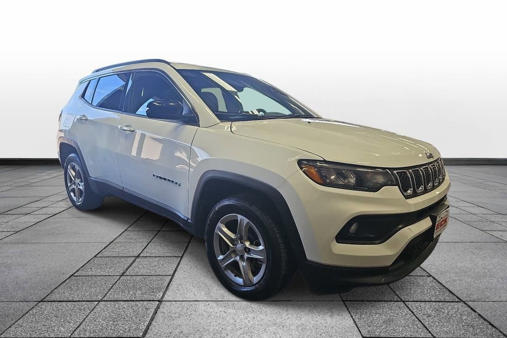 Used 2024 Jeep Compass Latitude AWD/4WD image 3
